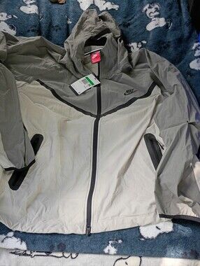 Nike Men's Green Windbreaker Jacket